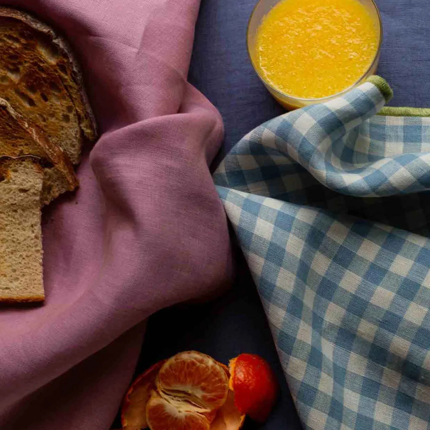 Table Linens>Piglet in Bed 100% Linen Napkins Set of 4 Raspberry